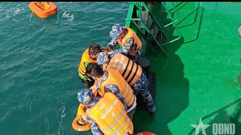 Vùng 5 Hải quân kịp thời cứu giúp tàu đá gặp nạn