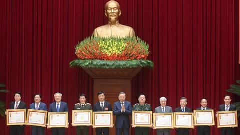 Chủ tịch nước Lương Cường và nhiều cán bộ lãnh đạo nhận phần thưởng cao quý