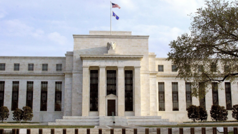 Fed hạ lãi suất, cổ phiếu và giá vàng phản ứng ra sao?