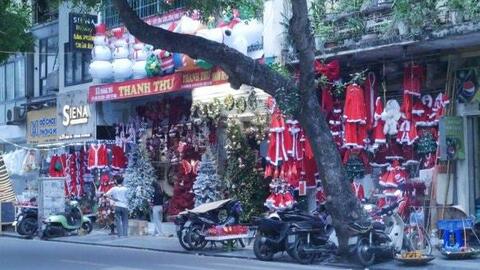 Phố Hàng Mã trầm lắng mùa Giáng sinh: Người bán chật vật, người mua thắt chặt chi tiêu