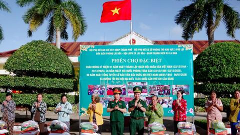 Bộ đội Biên phòng Cần Thơ trao quà tặng người nghèo khu vực biên giới biển