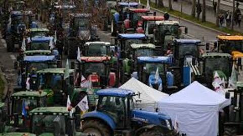 Nông dân Pháp lái hàng trăm máy kéo vào Paris để biểu tình