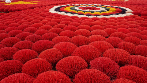 Quảng Phú Cầu: Giữ gìn sắc đỏ nghề làm hương truyền thống