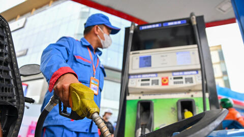 Giá xăng dầu tiếp tục giảm, xăng RON95 ở mức 22.880 đồng/lít