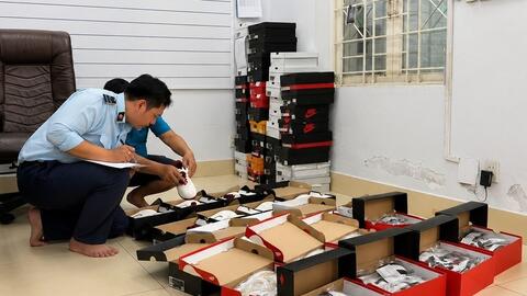 TP. Hồ Chí Minh: Liên tiếp ‘đột kích’ phát hiện kho hàng quần áo, giày dép giả