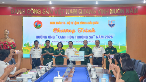 Binh đoàn 15 hỗ trợ phân bón góp phần "Xanh hóa Trường Sa"
