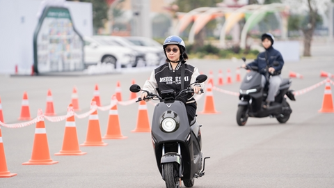 Học sinh mê VinFast ZGoo: Nhỏ gọn, màu đẹp, đi học chuẩn gu Gen Z
