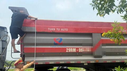 Lái đầu kéo cơi thùng, không giấy phép, tài xế bị phạt 67 triệu đồng