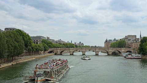 Từ dòng sông ô nhiễm thành điểm bơi hút khách ở Paris