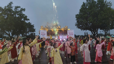 Huế: Sôi động màn đồng diễn flashmob trong trang phục áo dài