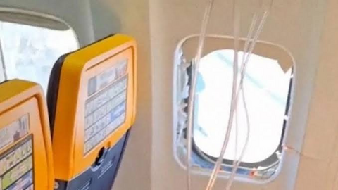 Hành khách suýt bị hút khỏi máy bay sau khi cửa sổ vỡ giữa không trung