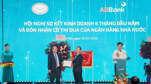 ABBank nhận Cờ thi đua, ghi nhận nỗ lực đổi mới và phát triển bền vững