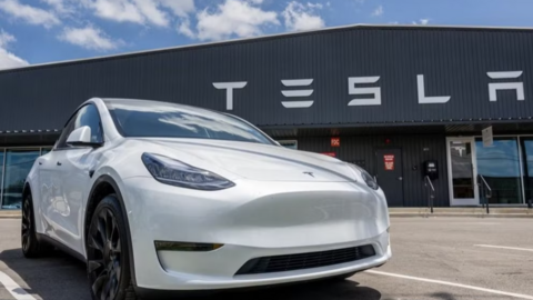 Tesla triệu hồi 20.000 xe vì đèn pha sáng quá mức
