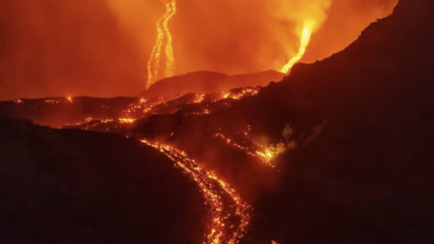 Núi lửa Etna phun trào suốt nhiều ngày, tro bụi lan tới tận Libya