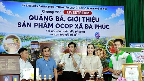 Lãnh đạo xã và nông dân livestream “chốt đơn”: Nông nghiệp dần chuyển mình số hóa