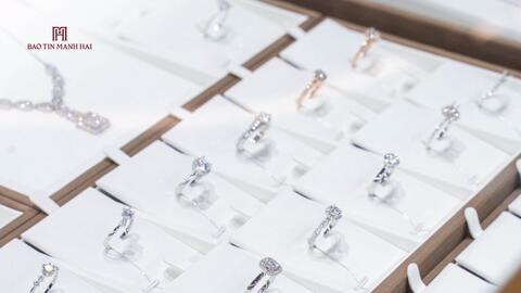 Giá vàng hôm nay 26/8: Vàng áp sát 4.700 USD/ounce, SJC vượt 150 triệu đồng/lượng