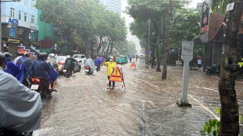 Hà Nội: Mưa lớn xuyên đêm, giao thông giờ cao điểm gặp khó khăn
