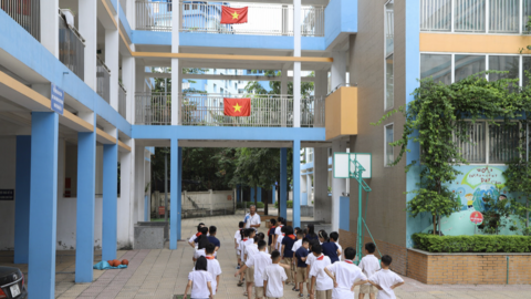 Trường tạm dừng câu lạc bộ, phụ huynh Hà Nội loay hoay đón con lúc 15h55