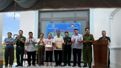 Bộ đội Biên phòng tỉnh Đắk Lắk tặng nhà "Đại đoàn kết" giúp người dân vùng biên