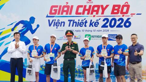 Bước chân gắn kết trên đường chạy