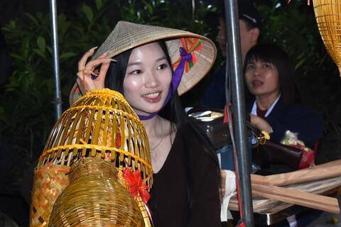 <a href="/tieu-dung" title="Tiêu dùng" rel="dofollow">Tiêu dùng</a>