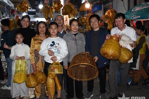 <a href="/tieu-dung" title="Tiêu dùng" rel="dofollow">Tiêu dùng</a>