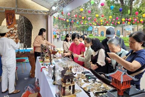 <a href="/tieu-dung" title="Tiêu dùng" rel="dofollow">Tiêu dùng</a>