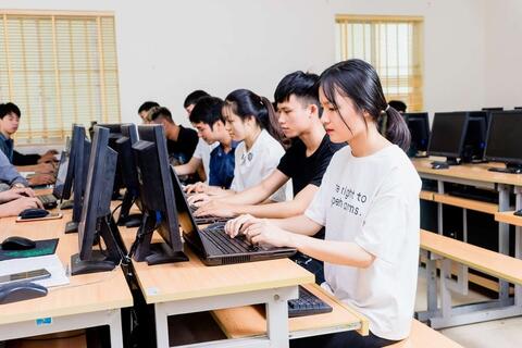 <a href="/dau-tu" title="Đầu tư" rel="dofollow">Đầu tư</a>