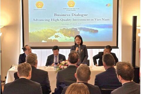 <a href="/dau-tu" title="Đầu tư" rel="dofollow">Đầu tư</a>