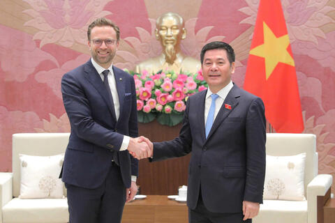 <a href="/thong-tin-247" title="Thông tin 247" rel="dofollow">Thông tin 247</a>