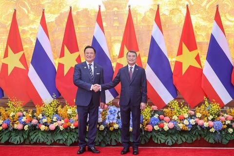 <a href="/tai-chinh-ngan-hang" title="Tài chính ngân hàng" rel="dofollow">Tài chính - Ngân hàng</a>