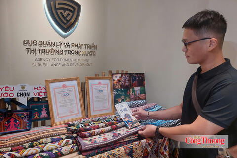 <a href="/tieu-dung" title="Tiêu dùng" rel="dofollow">Tiêu dùng</a>