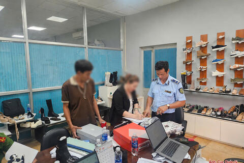 <a href="/tieu-dung" title="Tiêu dùng" rel="dofollow">Tiêu dùng</a>