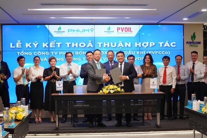 PVFCCo - Phú Mỹ và PVOIL hợp tác trong lĩnh vực dịch vụ, thương mại và hóa chất