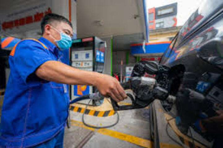 Sau 2 lần giảm liên tiếp, giá xăng ngày mai dự báo tăng trở lại