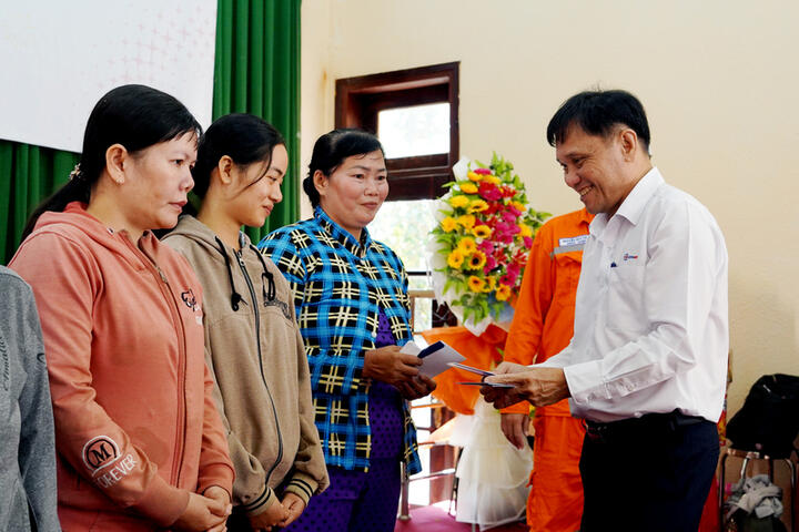 Tháng tri ân khách hàng: EVNSPC hướng đến đồng bào ảnh hưởng bão lũ