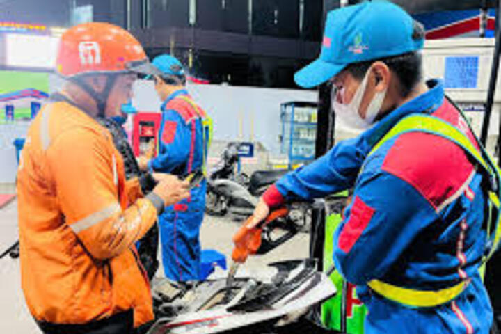 Giá xăng dầu hôm nay 12/12/2025: Giảm mạnh gần 2%