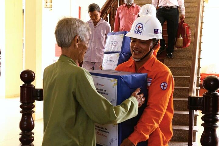 Ngành điện miền Nam mang Tết sớm đến với hàng nghìn hộ nghèo