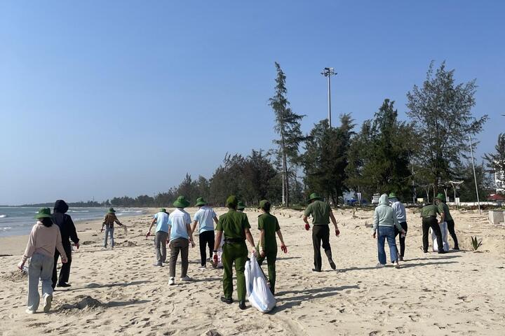 Tuổi trẻ PTSC Quảng Ngãi chung tay làm sạch biển