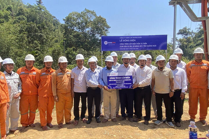 Đóng điện công trình cấp điện cho 123 hộ đồng bào Xơ Đăng ở Tu Thôn