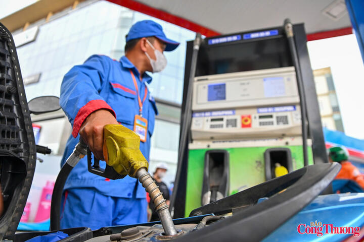 Giá xăng dầu tiếp tục giảm, xăng RON95 ở mức 22.880 đồng/lít