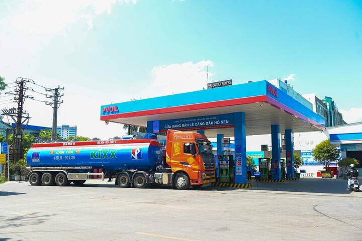 Cận cảnh công tác chuẩn bị cung ứng xăng E10 tại CHXD của PVOIL