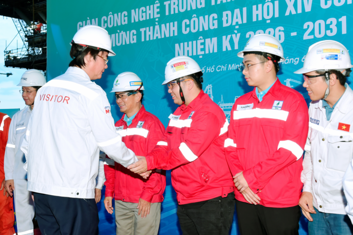 Gắn biển công trình Giàn công nghệ trung tâm Dự án phát triển mỏ khí Lô B chào mừng thành công Đại hội XIV Công đoàn Việt Nam
