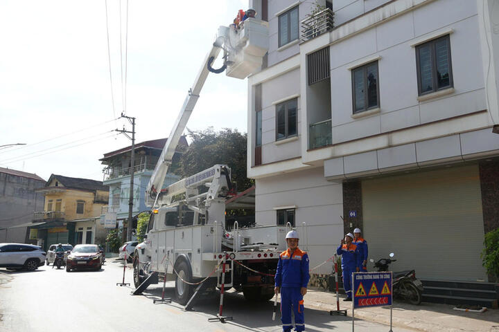 Sửa chữa điện hotline: Giữ vững dòng điện mùa cao điểm