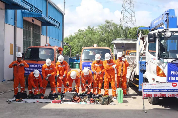 EVNHCMC diễn tập ứng phó thiên tai, bảo đảm cấp điện an toàn liên tục