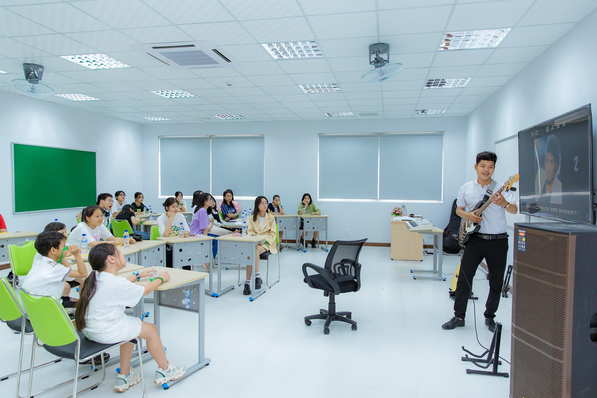 Phụ huynh và học sinh ấn tượng với cơ sở vật chất và mô hình đào tạo của trường THPT FPT Quy Nhơn - Ảnh 3. Phụ huynh và học sinh ấn tượng với cơ sở vật chất và mô hình đào tạo của trường THPT FPT Quy Nhơn - Ảnh 3.