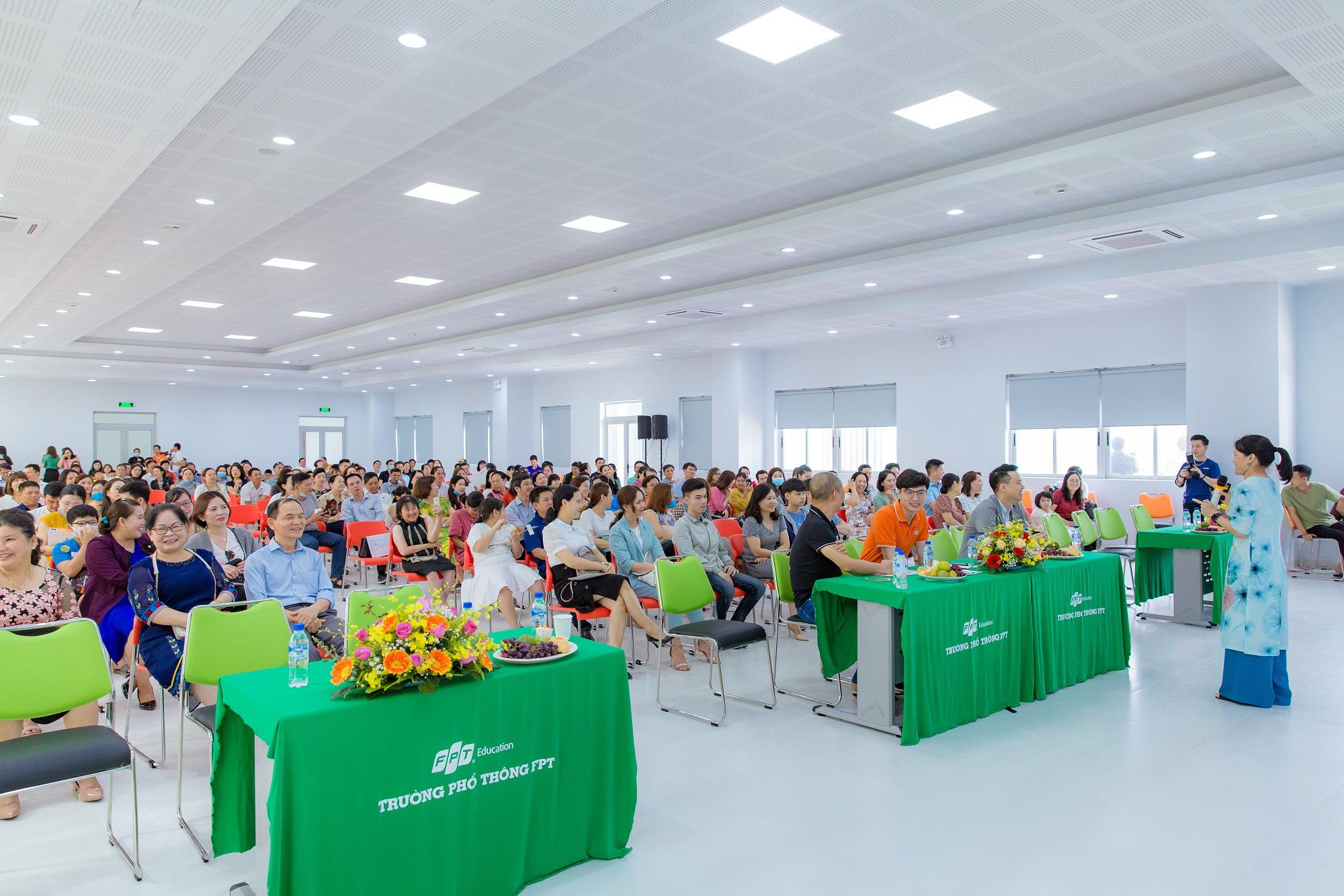 Phụ huynh và học sinh ấn tượng với cơ sở vật chất và mô hình đào tạo của trường THPT FPT Quy Nhơn - Ảnh 1. Phụ huynh và học sinh ấn tượng với cơ sở vật chất và mô hình đào tạo của trường THPT FPT Quy Nhơn - Ảnh 1.