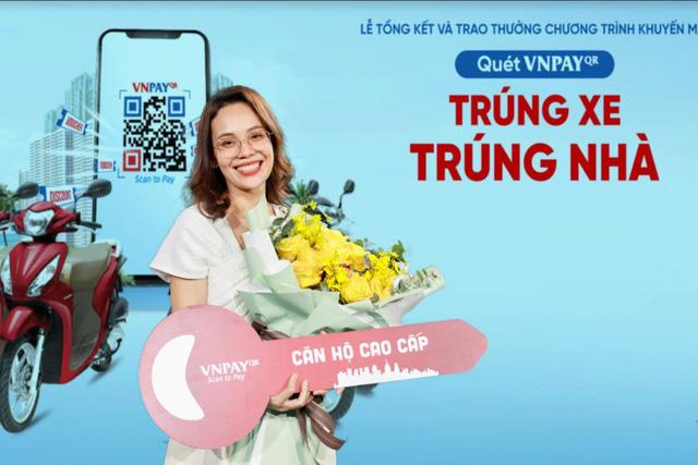 Đi mua kính mải quét QR, cô gái “đụng” trúng nhà Vinhomes - Ảnh 2. Đi mua kính mải quét QR, cô gái “đụng” trúng nhà Vinhomes - Ảnh 2.