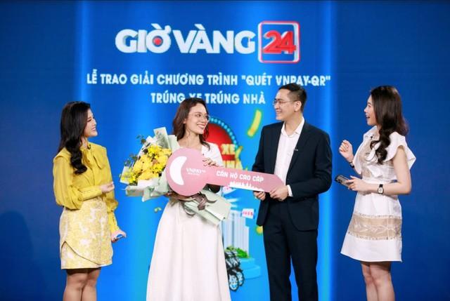 Đi mua kính mải quét QR, cô gái “đụng” trúng nhà Vinhomes - Ảnh 1. Đi mua kính mải quét QR, cô gái “đụng” trúng nhà Vinhomes - Ảnh 1.