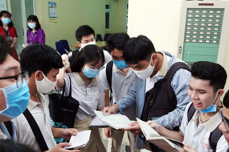 Mách nước sĩ tử cách đăng ký thi tốt nghiệp THPT, xét tuyển đại học 2021 chuẩn giữa bối cảnh dịch Covid-19 diễn biến phức tạp - Ảnh 1. Mách nước sĩ tử cách đăng ký thi tốt nghiệp THPT, xét tuyển đại học 2021 chuẩn giữa bối cảnh dịch Covid-19 diễn biến phức tạp - Ảnh 1.
